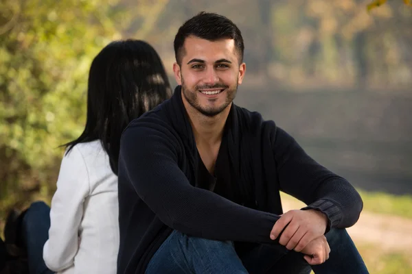 Pareja sentada en un banco del parque — Foto de Stock