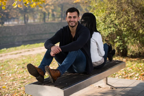 Couple romantique sur un banc — Photo