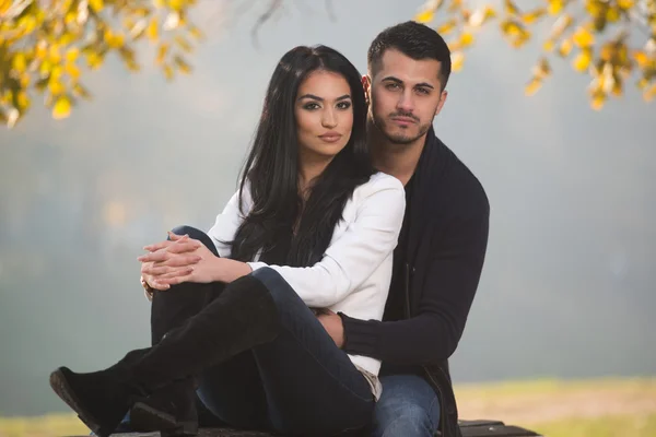 Pareja sentada en un banco del parque — Foto de Stock