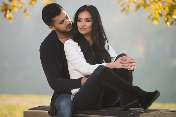 秋の公園のベンチでロマンチックなカップル — ストック写真