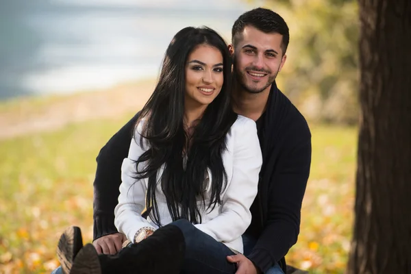 Paar sitzt auf einer Parkbank — Stockfoto