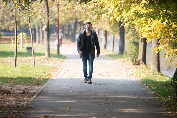 Atrakcyjny mężczyzna spaceru w lesie jesienią — Zdjęcie stockowe
