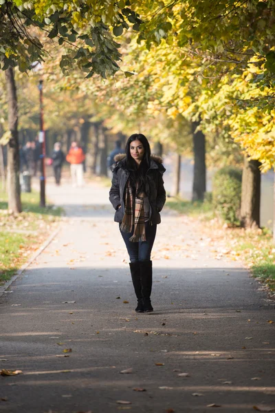 Donna nel parco d'autunno — Foto Stock