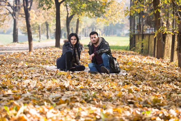 Herbst-Paarporträts — Stockfoto
