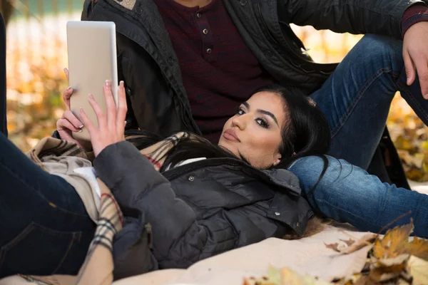 Beau jeune couple à l'aide de tablette numérique — Photo