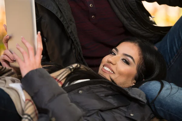 Couple utilisant la tablette PC dans le parc — Photo