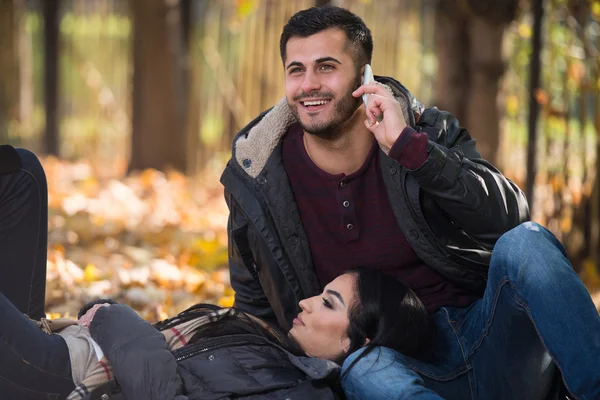 Boyfriend Hablando por teléfono mientras disfruta del parque de otoño —  Fotos de Stock