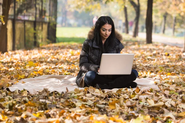 Vacker ung kvinna med laptop på utomhus — Stockfoto