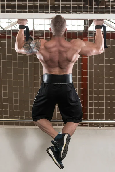 Hombre atleta haciendo tirón Ups —  Fotos de Stock