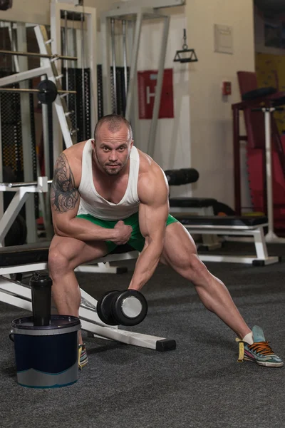Hombre haciendo ejercicio para las píldoras de bíceps y la droga —  Fotos de Stock
