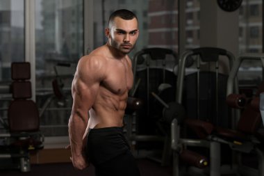 Performans gösteren profilden Triceps poz genç adam