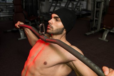 geri için ağır egzersiz yaparak genç vücut geliştirmeci