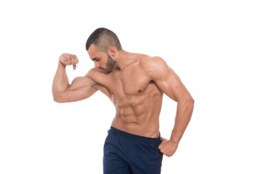 Beyaz arka plan üzerinde poz kaslı vücut geliştirmeci adam