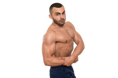 Beyaz arka plan üzerinde poz kaslı vücut geliştirmeci adam