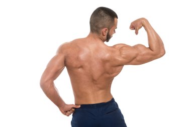 Beyaz arka plan üzerinde poz kaslı vücut geliştirmeci adam
