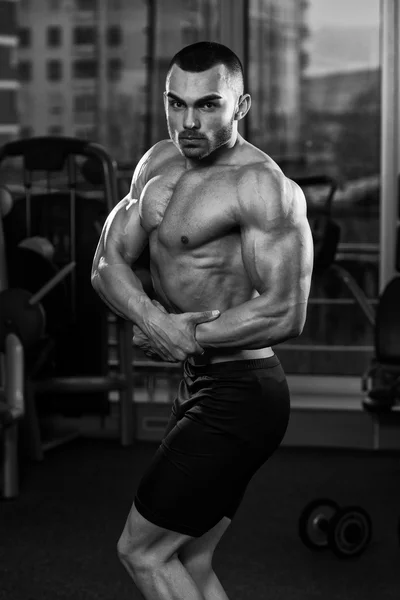 Bodybuilder in Seitenbrustpose — Stockfoto