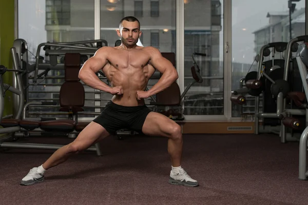 Muskulöser Mann lässt Muskeln spielen — Stockfoto