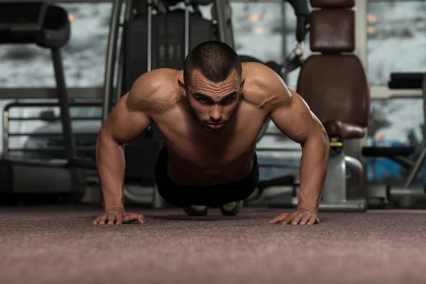 Young Man doing Press Ups In Gym — Stok Foto