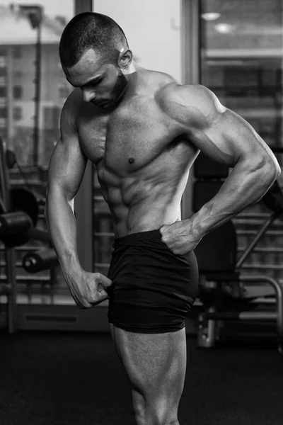 Muscular Man Flexing Muscles — Stock Photo, Image