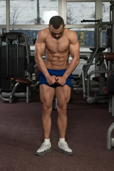 Muskulöser Mann lässt Muskeln spielen — Stockfoto