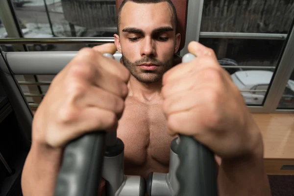 Junger muskulöser Sportler beim Schmetterlingstraining — Stockfoto