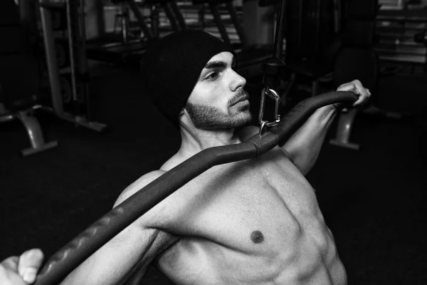 Fisiculturista fazendo exercício de peso pesado para as costas — Fotografia de Stock