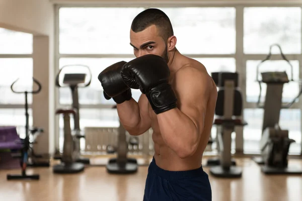 Mladý atletický muž s Boxerské rukavice — Stock fotografie