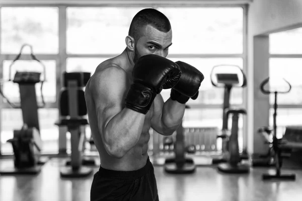 Atletisk yngling med boxhandskar — Stockfoto