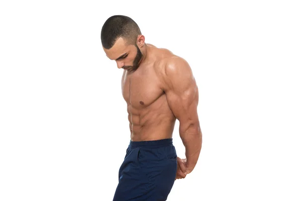 Kulturysta mięśni mężczyzna pozowanie na białym tle — Zdjęcie stockowe
