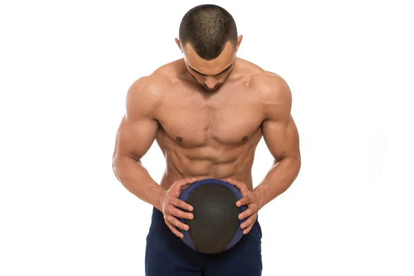 Entraînement d'homme avec la boule médicale sur fond blanc — Photo