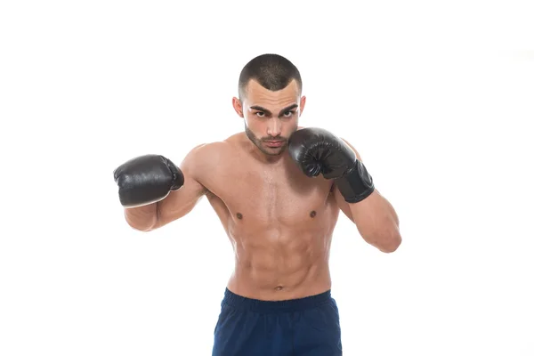 Homem com luvas de boxe isolado no fundo branco — Fotografia de Stock