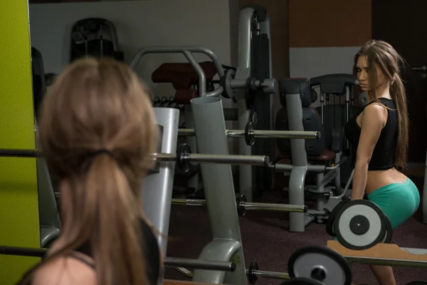 Hanteln hocken Workout für Beine — Stockfoto