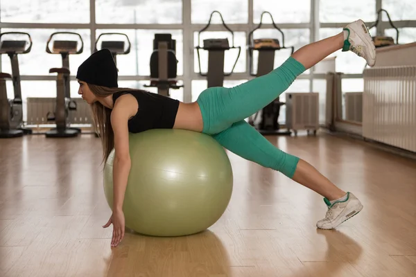 Frau auf Fitnessball — Stockfoto