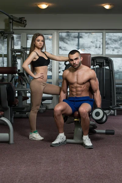 Ungt par gör tung vikt övning för Biceps — Stockfoto
