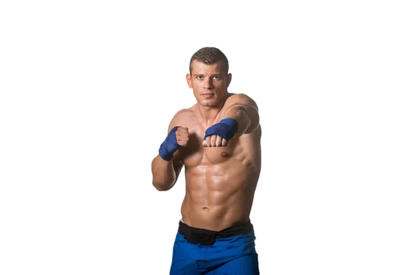 Boxer mma bojovník praxe jeho pohyby — Stock fotografie