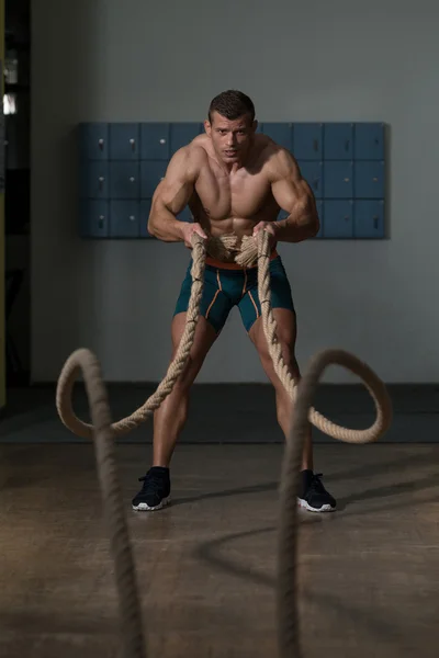 Cordes de combat de fitness à la salle de gym exercice de fitness — Photo