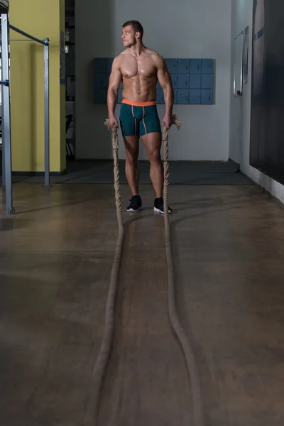 Ejercicio Fitness Cuerdas de batalla en el gimnasio Ejercicio Fitness —  Fotos de Stock