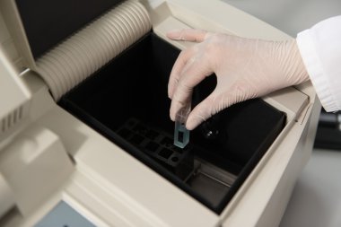 Deneme yapıyor bilim adamı laboratuvar