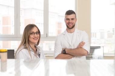 Öğrenciler bilim adamları laboratuarda çalışan