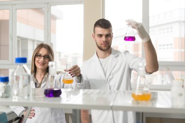 Laboratuvarda çalışan bir grup bilim adamı.