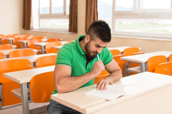 Arabiska Student med böcker sitter i klassrummet — Stockfoto