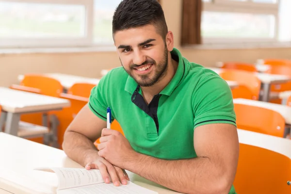 Arabische Student met boeken zitten In klas — Stockfoto