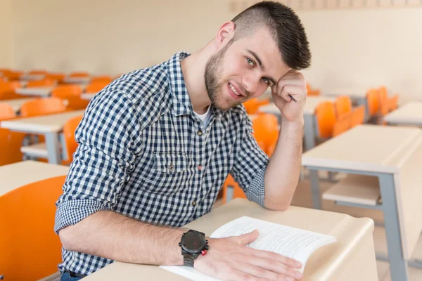 Student met boeken zitten In klas — Stockfoto