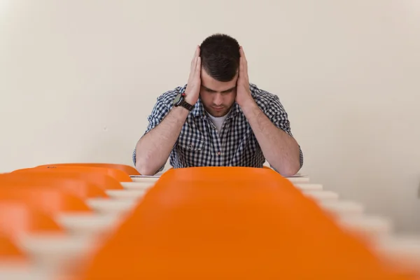 Student med böcker sitter i klassrummet — Stockfoto