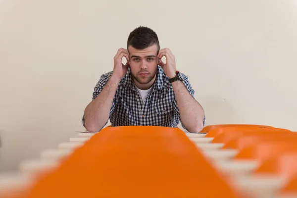 Student med böcker sitter i klassrummet — Stockfoto