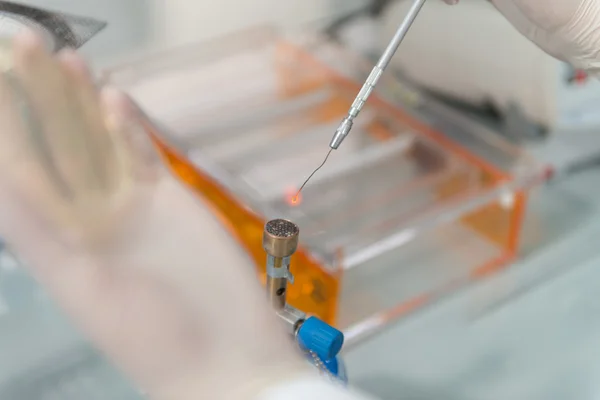 Close-Up Of Experimenting In A Laboratory — Stock Photo, Image