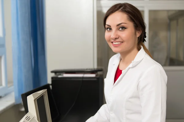 Porträt eines selbstbewussten Weibchens im weißen Laborkittel — Stockfoto