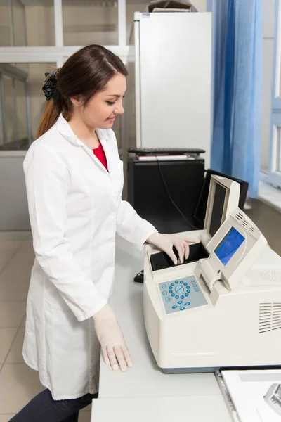 Portret van een jonge wetenschapper In witte laboratoriumjas — Stockfoto