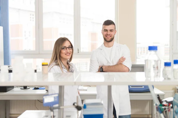 Jovens casal em brilhante laboratório moderno — Fotografia de Stock