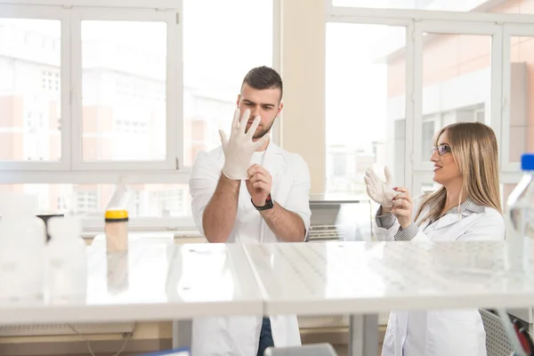 Grupo de estudiantes que trabajan en el laboratorio —  Fotos de Stock